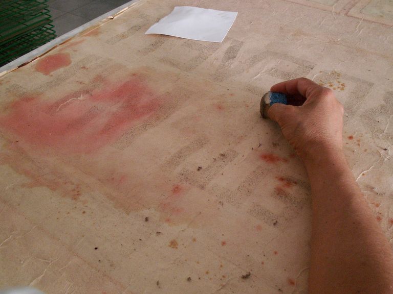 pulizia con gomma del verso